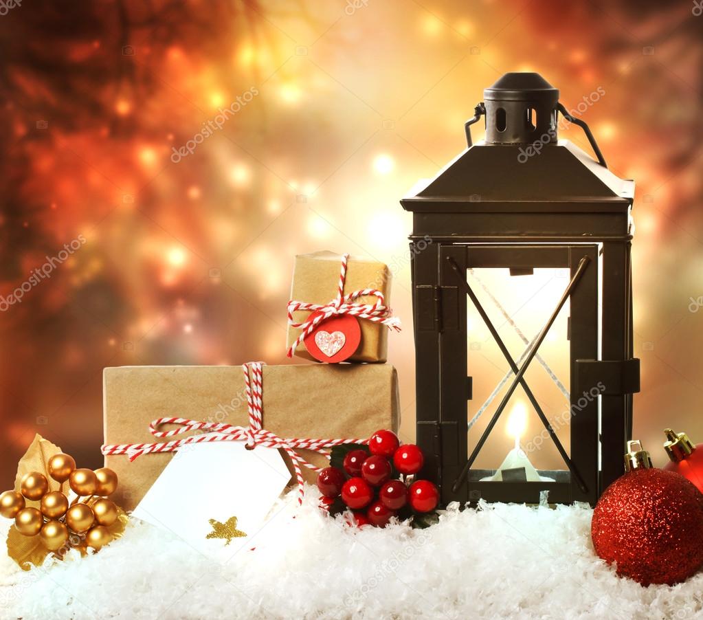 Lanterna di Natale con ornamenti e regali — Foto Stock © Melpomene