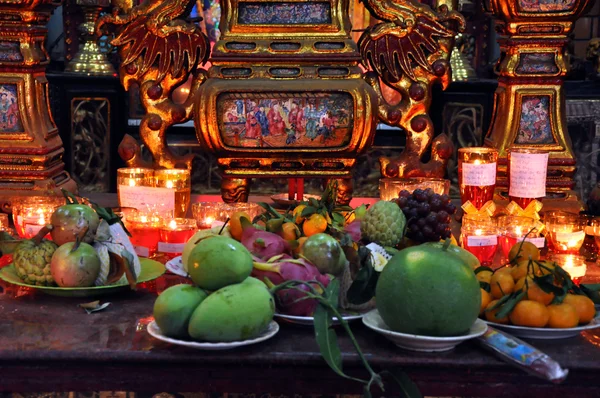 Orações oferecendo alimentos, incensos e bens para os deuses no templo budista vietnamita ong — Fotografia de Stock #27021041