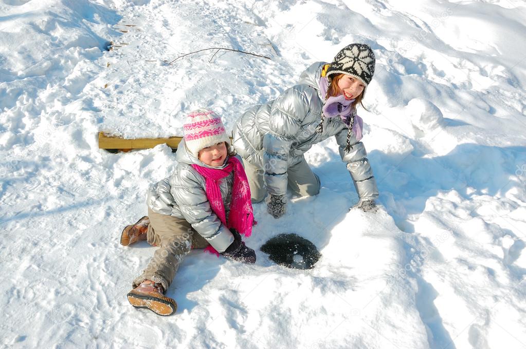 Imagenes De Niños Jugando En Invierno | ni 241 os jugando con la nieve en invierno fotos de stock Imagenes De Niños Jugando En Invierno | ni 241 os jugando con la nieve en invierno fotos de stock