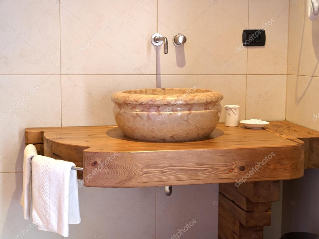 Badrum inredning med moderna handfat och kran — stockfotografi ...