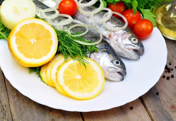 Trout with lemon and fresh vegetables