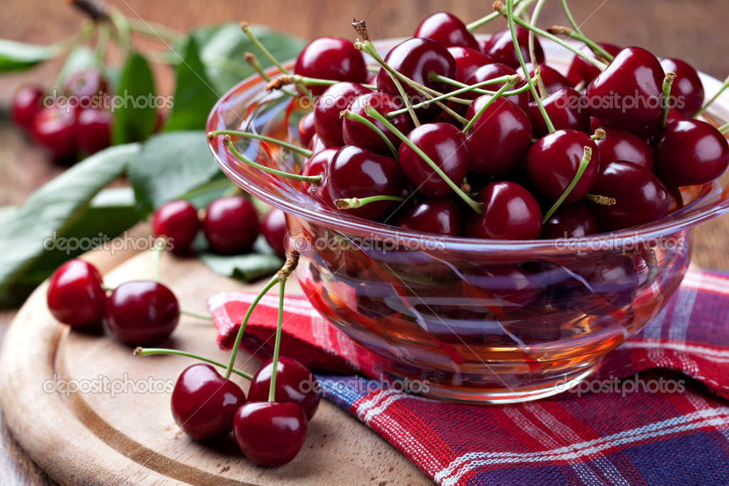 http://st.depositphotos.com/1364311/1354/i/950/depositphotos_13545589-Fresh-cherries-in-bowl.jpg