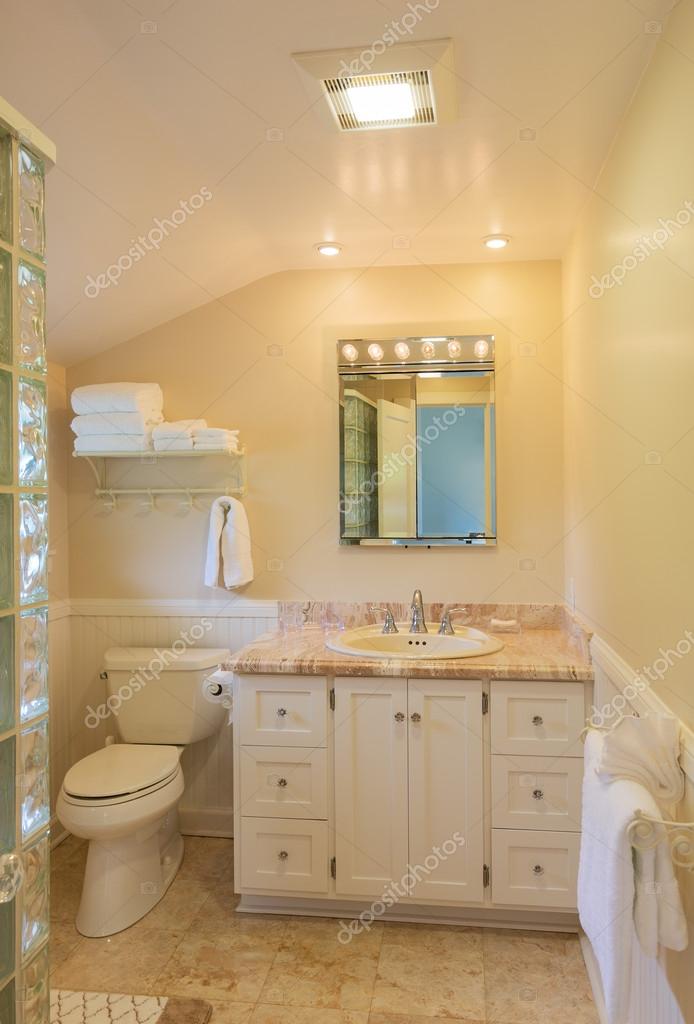 Bel bagno — foto stock © epicstockmedia #50122167 Bagno con controsoffitto