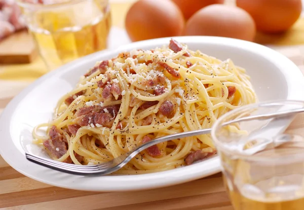 Spaghetti carbonara in a white dish