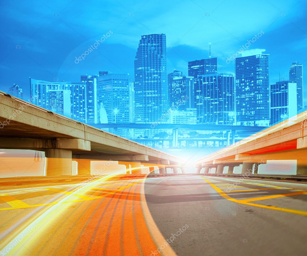 Illustration abstraite d'une autoroute urbaine, aller à la ville ... Ville moderne