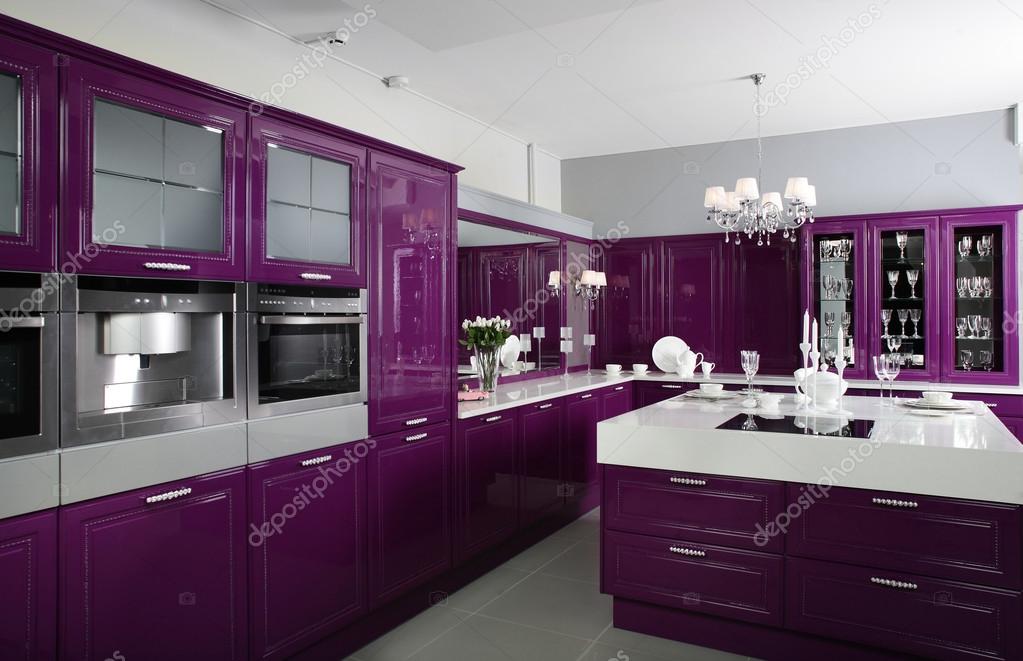 Cucina moderna viola con eleganti mobili — foto stock © fiphoto ...