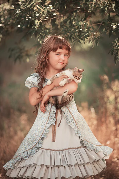 Little  girl holding cat