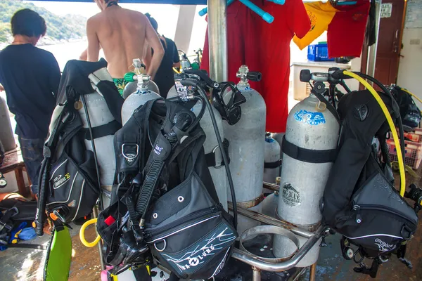 Scuba diving equipment