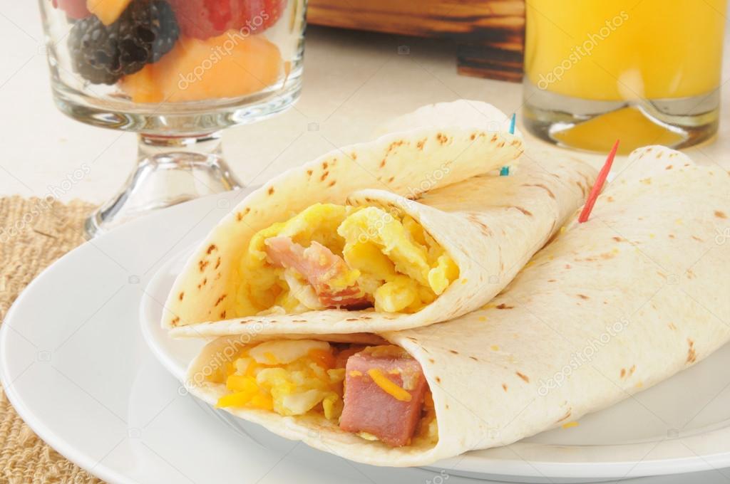 Burrito de desayuno con cóctel de frutas — Foto de Stock 12812861