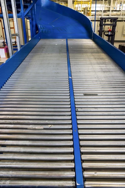 Roller conveyor for transporting crates