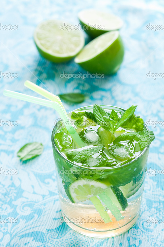 薄荷和石灰的鸡尾酒饮品杯
