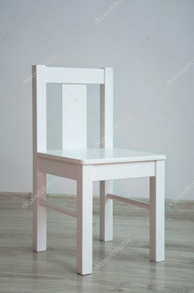 Bianco sedia in una stanza vuota — foto stock © mariematata #29984477 Parquet chiaro naturale