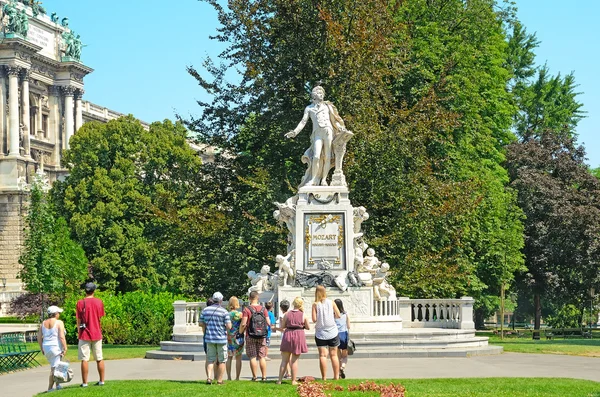 在维也纳,奥地利莫扎特的雕像 - 图库社论照片