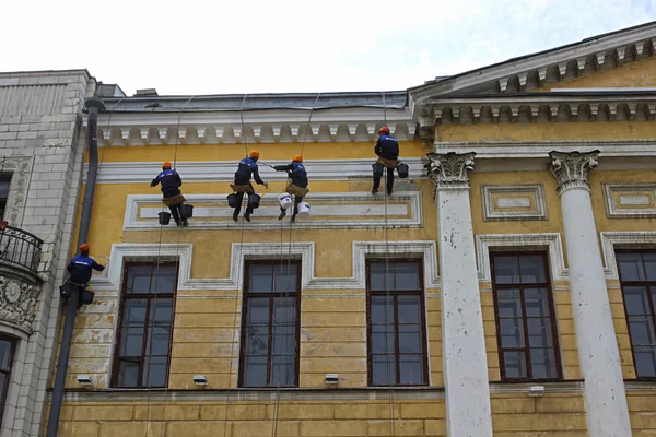 Repair of the facade of a historic building migrant workers