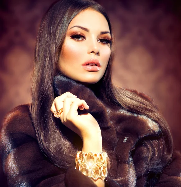 貂皮大衣美女时尚模型 - 图库照片Subbotina#3