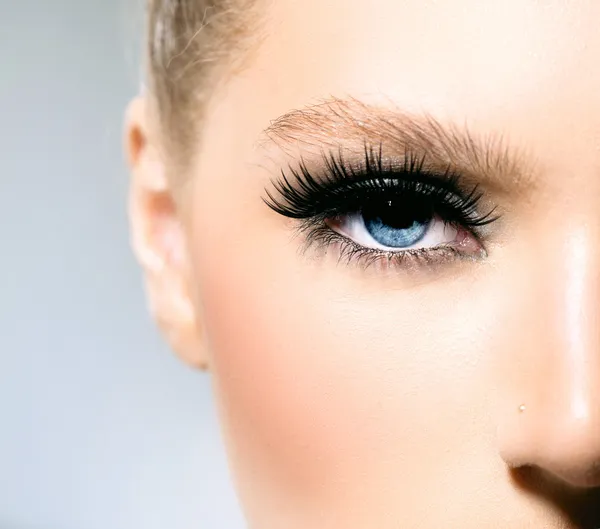 Beauty makeup for blue eyes.