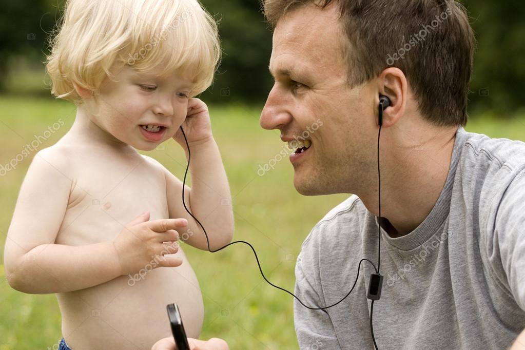 mutlu baba ve oğul--dan telefon kulaklık müzik dinle — Fotoğraf sahibi Katrin_Timoff - depositphotos_12375080-Happy-father-and-the-son-listen-to-music