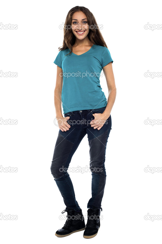 Jovem mulher de corpo inteiro em roupas casuais Jovem mulher de corpo inteiro em roupas casuais