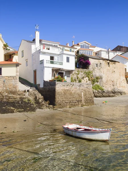 Houses on the sea shore with a boat — Stock Photo #12789817