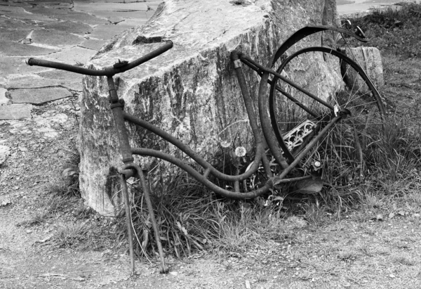 Old rusty bike in black and white.