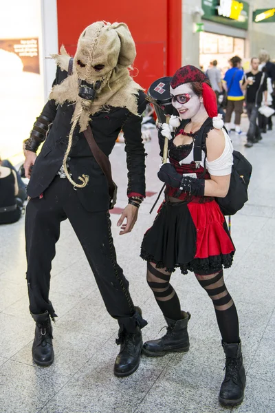 Cosplayers dressed as a  Harley Quinn and Scarecrow