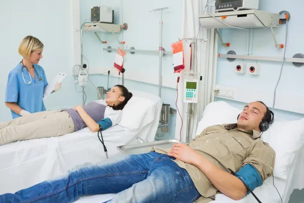 Patients lying on beds — Stock Photo #14151664