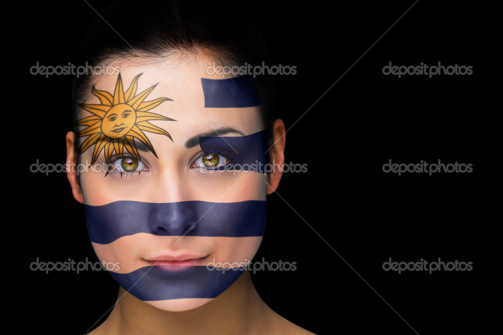 Imagem composta de fã de futebol do Uruguai em pintura no rosto contra preto — Fotos por Wavebreakmedia - depositphotos_46749405-Composite-image-of-uruguay-football-fan-in-face-paint