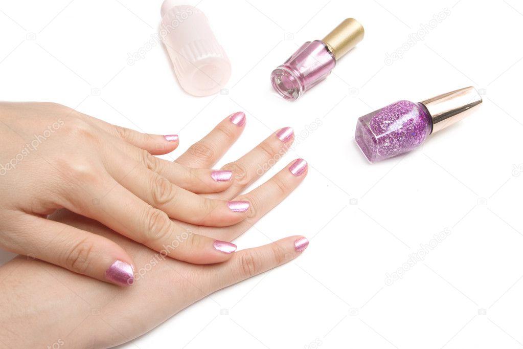 Маникюр - красивые ухоженные ногти женщины с розовыми ногтям.