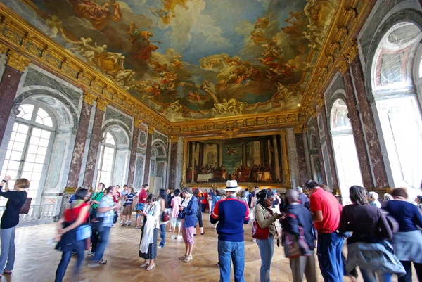 Tourists visiting Mirror\'s Hall