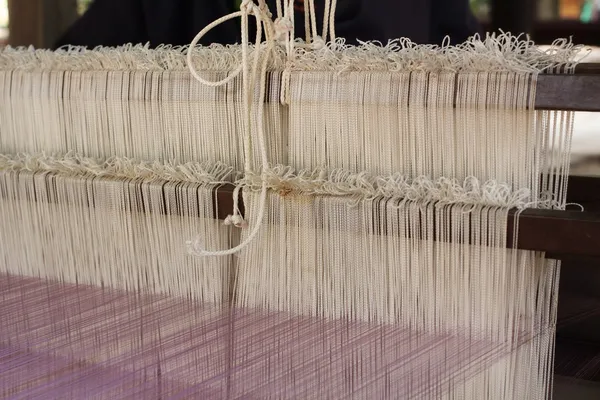 Weaving thread for the textile industry