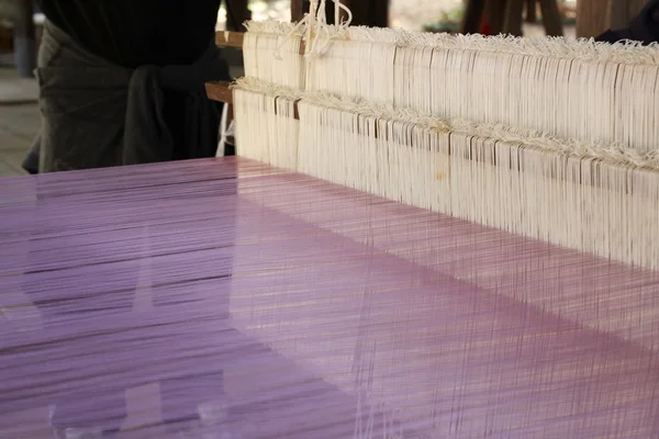 Weaving thread for the textile industry
