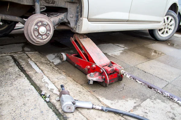 Hydraulic car jack to lift car for change the wheel.
