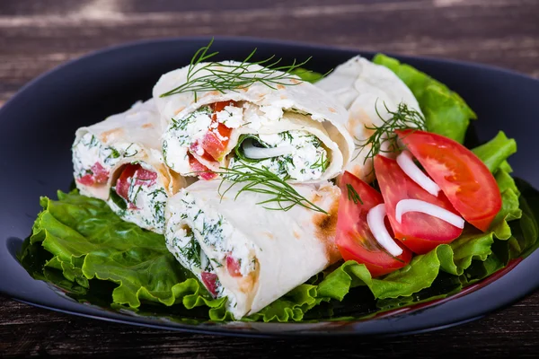 Cottage cheese, vegetables and pitta bread