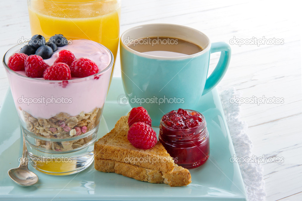 Desayuno saludable con yogur, frutas, jugos, café y tostadas — Foto de