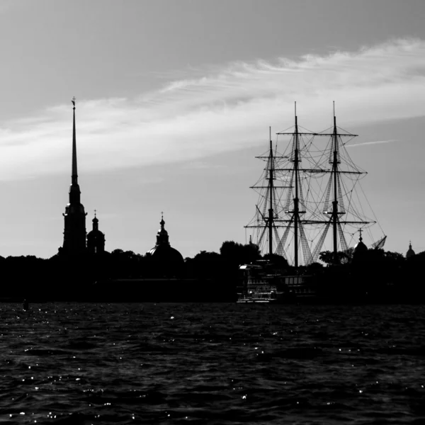 Silhouett of city and sailing vessel