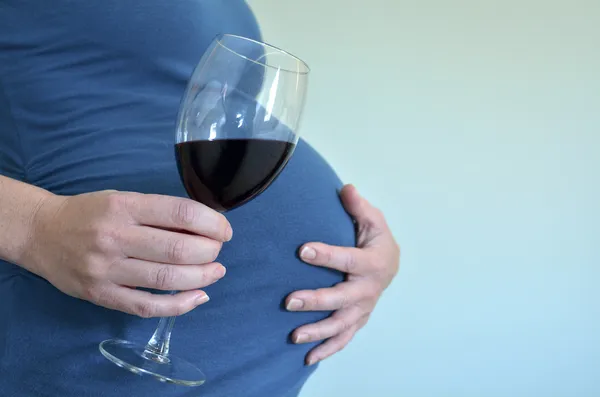 Pregnant woman drink red wine