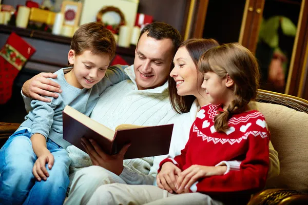 Family reading — Stock Photo #16042617