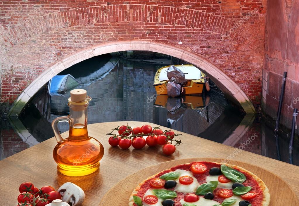 Classic Italian pizza in Venice against canal, Italy — Stock Photo