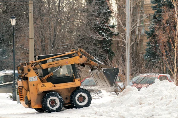 Cleaning the snow on the streets of Volgograd