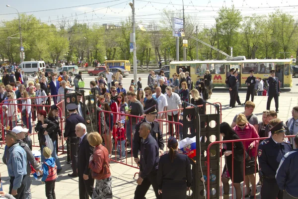 Police cordon from the metal detectors at Mamaev Kurgan