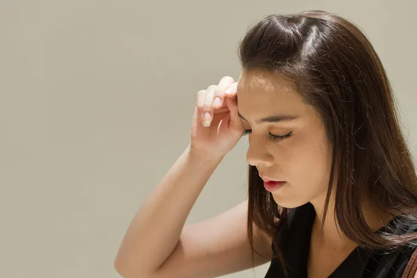 Woman suffers from headache, fatigue under heat