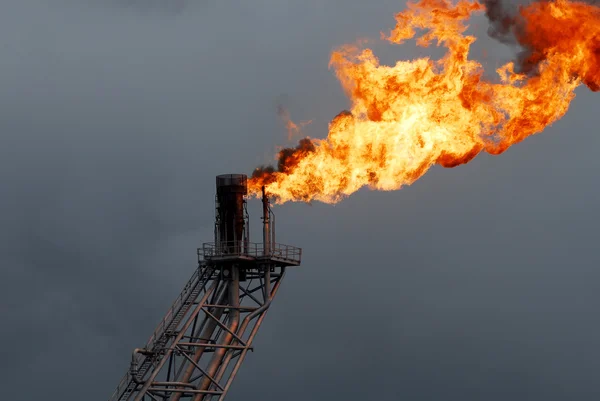 Flare boom nozzle and fire on offshore oil rig