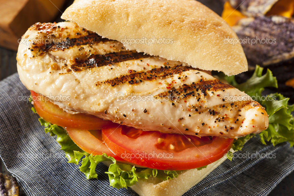 Sandwich de pollo a la parrilla saludable — Foto de stock © bhofack2