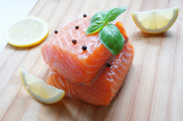 Salmon with basil and lemon