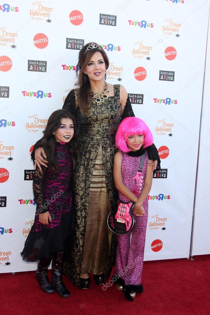 Maria Canals-Barrera with daughters Bridget Barrera and Madeleine Barrera – Stock Editorial