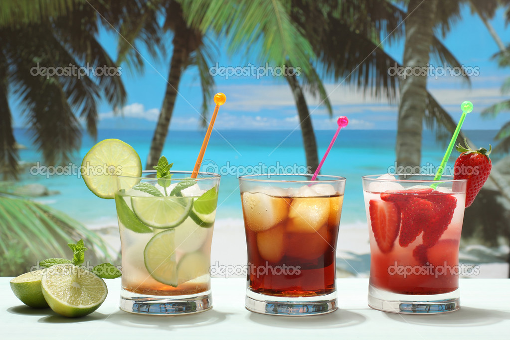 Bebidas Alcoh licas En La Playa Foto De Stock Denio109 23467298 bebidas-alcoh-licas-en-la-playa-foto-de-stock-denio109-23467298