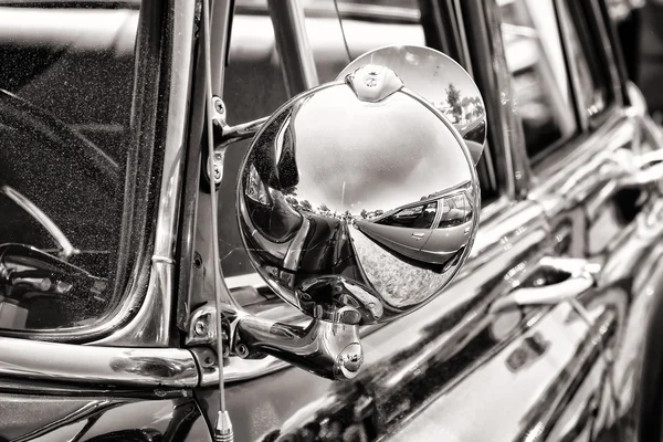 Detail Full-size car Pontiac Star Chief (black and white)