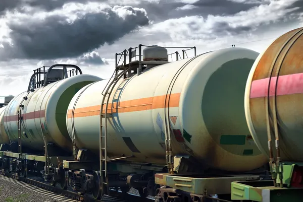 Transportation oil tanks by rail