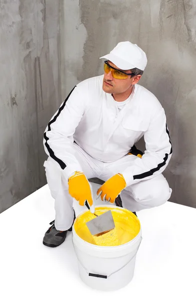 Malta di costruzione lavoratore miscelazione cemento gesso — foto ... Fontana in calcestruzzo interne