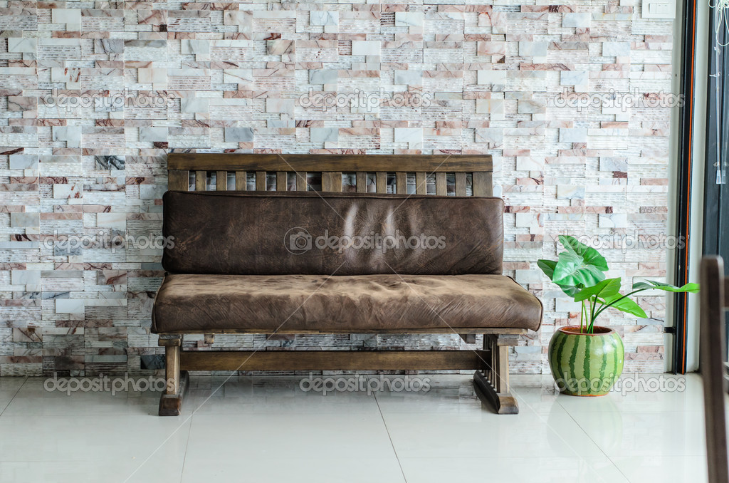 Bruin bank met boom pot in woonkamer — stockfoto © jayjaynaenae ... Woonkamer banken bruin